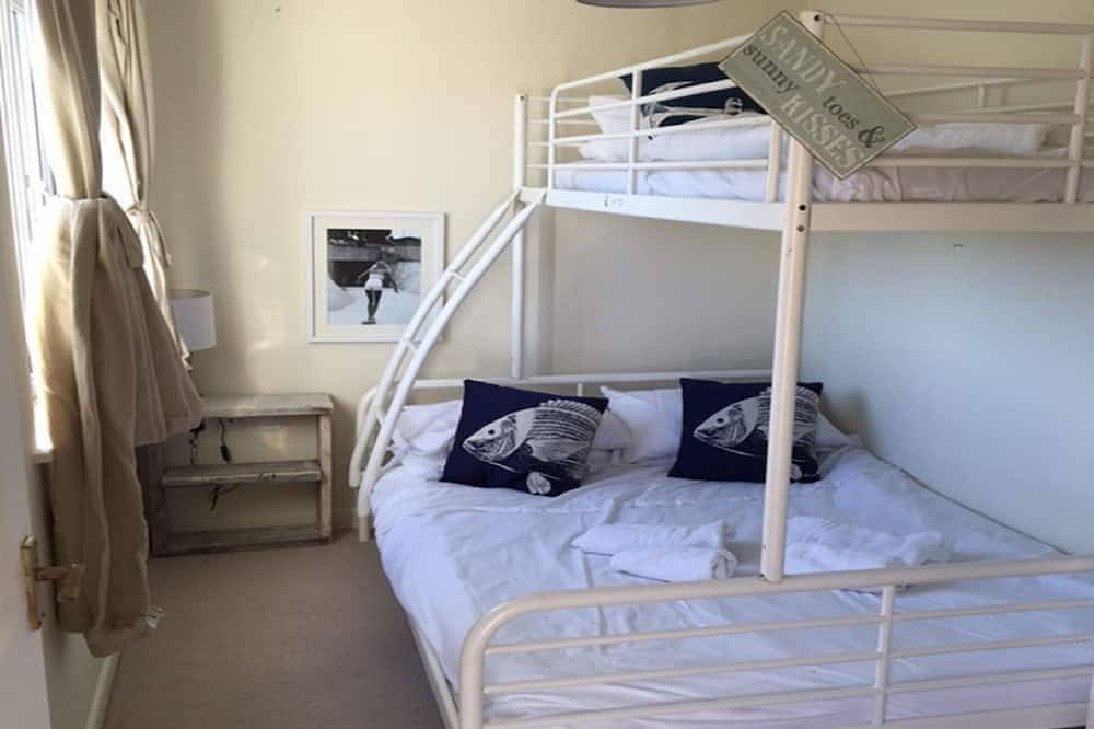 Entire apartment, Fabulous Beach Pad Just 20 Paces From The Mawgan Porth Beach, (Summer Discounts) in Mawgan Porth, Cornwall