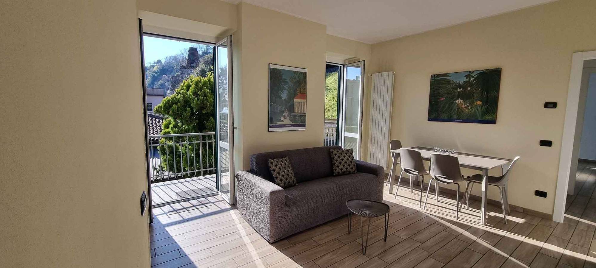 Apartamento vacacional entero, Apartamento de vacaciones con balcón y vistas panorámicas in Arona (Lago Maggiore), Municipio de Arona