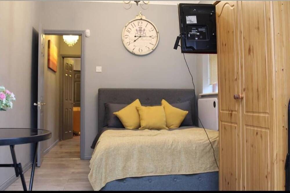 Ganze Wohnung, London apartment with Private Hot Tub, Sauna & Gym! in Havering, London