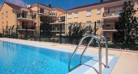 Gîte pour 7 personnes, avec piscine ainsi que vue et terrasse, animaux acceptés à Bussy-Saint-Georges