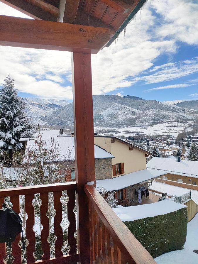 Gîte pour 5 personnes, avec jardin et piscine ainsi que vue et balcon à Saillagouse