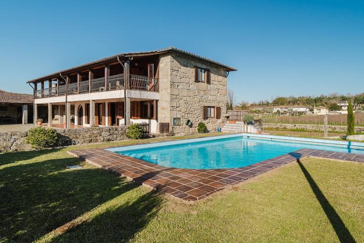 Gîte pour 18 personnes, avec Balcon et Jardin dans Rendufe