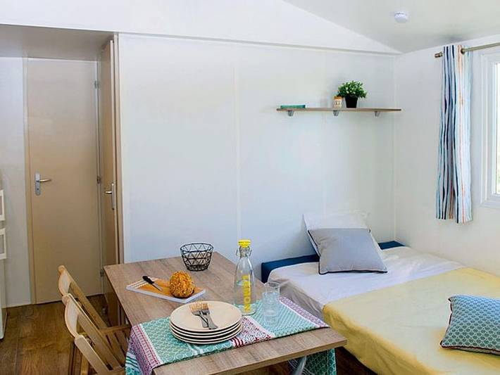 Camping Le Soleil de La Méditerranée - Mobilheim 6 personen - Comfort | 2 Zi. | 4/6 Pers. | Nicht überdachte Hochterrasse | Klimaanlage in Saint-Cyprien-Plage, Saint-Cyprien