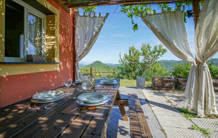 Charming Apt with Pool & WiFi, Near Locanda Agrogallo di Comeglio Laura in Castello (Carro), Carro (Liguria)