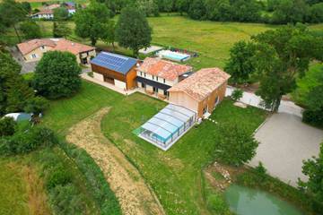 Gîte pour 49 personnes, avec balcon ainsi que piscine et jardin dans le Tarn-et-Garonne
