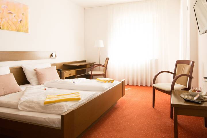 Zimmer für 2 Personen, mit Balkon und Garten in Meran