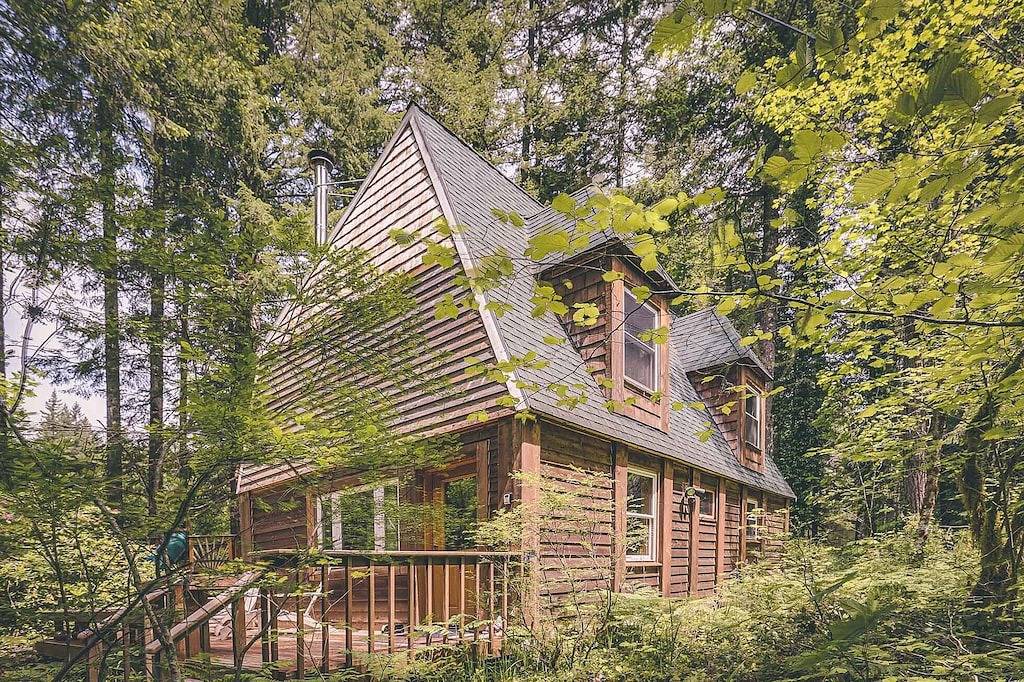 Secluded River Breeze Chalet, Hot Tub, Deck, Bbq, Woodstove, Dog-Friendly in Welches, Mount Hood