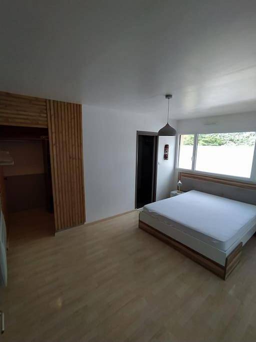 Location de vacances pour 17 personnes, avec jardin ainsi que piscine et vue, animaux acceptés dans Plage De La Cale Lanveoc - 2