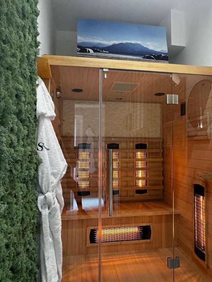 Ferienwohnung für 4 Personen, mit Balkon und Ausblick sowie Sauna und Pool - 1