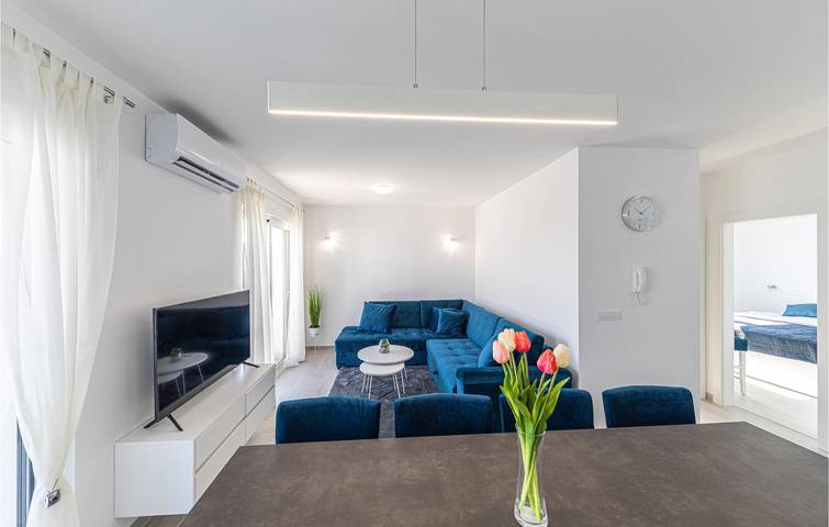 Apartamento vacacional entero, Apartamento con vistas al mar, wifi, aire acondicionado, aparcamiento y terraza - a 2 km de la playa in Trogir, Condado de Split-Dalmacia