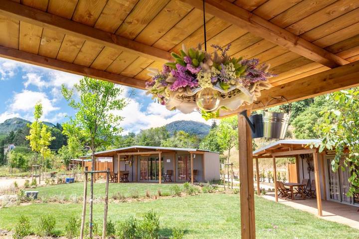 Camping pour 5 personnes, avec Terrasse et Jardin ainsi que Piscine et Vue