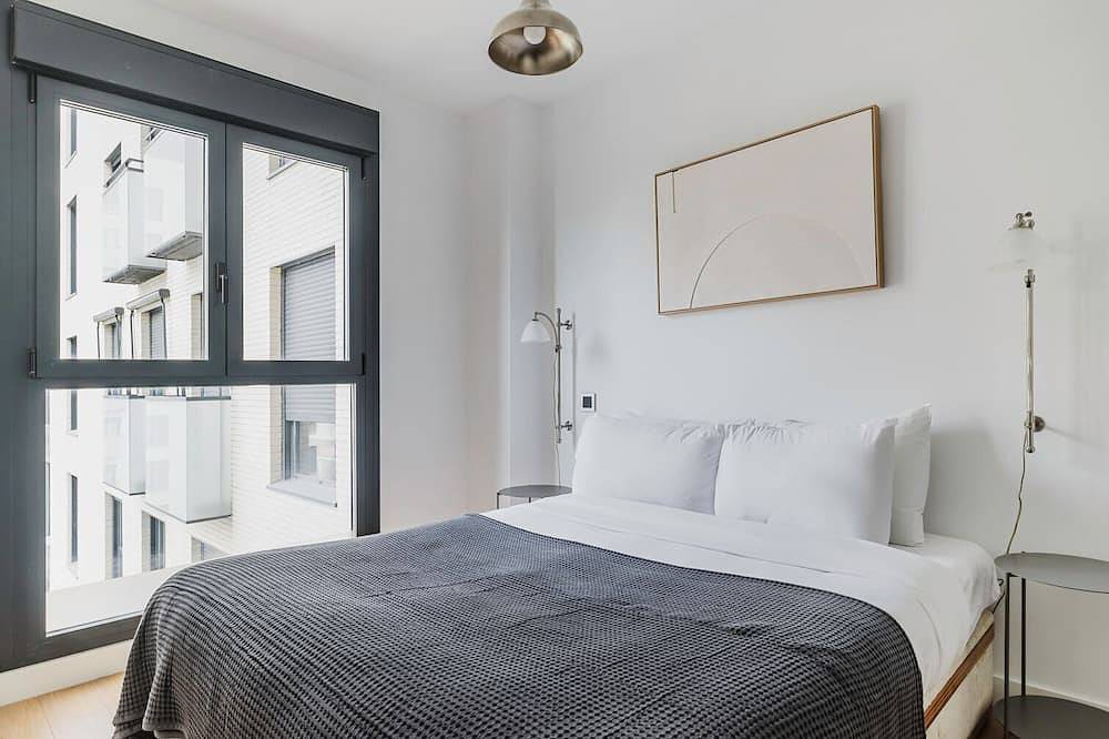 Entire apartment, Great Valdebebas 1Br w/ Gym, Padel & Pool, by Blueground in Barajas, Madrid