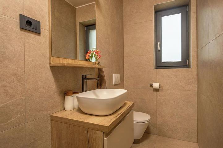 Alleinstehendes Ferienhaus mit Whirlpool, privatem Pool,  W-Lan, Tv, Innenhof, Haustiere erlaubt in Fuzine, Primorje-Gorski Kotar