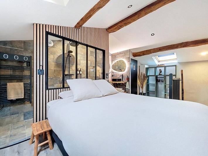 Gîte pour 2 personnes, avec jardin ainsi que jacuzzi et terrasse à La Verpillière