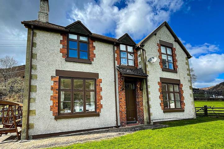 Cottage for 14 people, with garden and hot tub in North-Wales