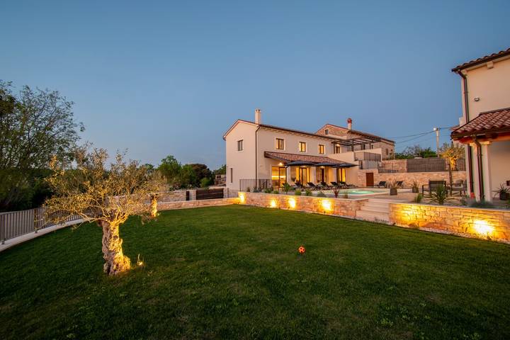 Ferienhaus für 8 Personen, mit Balkon und Terrasse sowie Garten und Pool