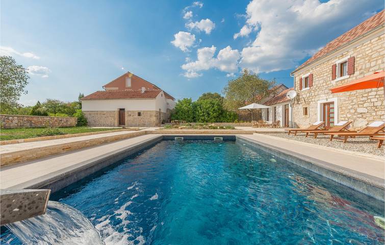 Geräumige 2-Zimmer-Wohnung mit Pool und Terrasse, inklusive Parkplatz in Dalmatinisches Zagora