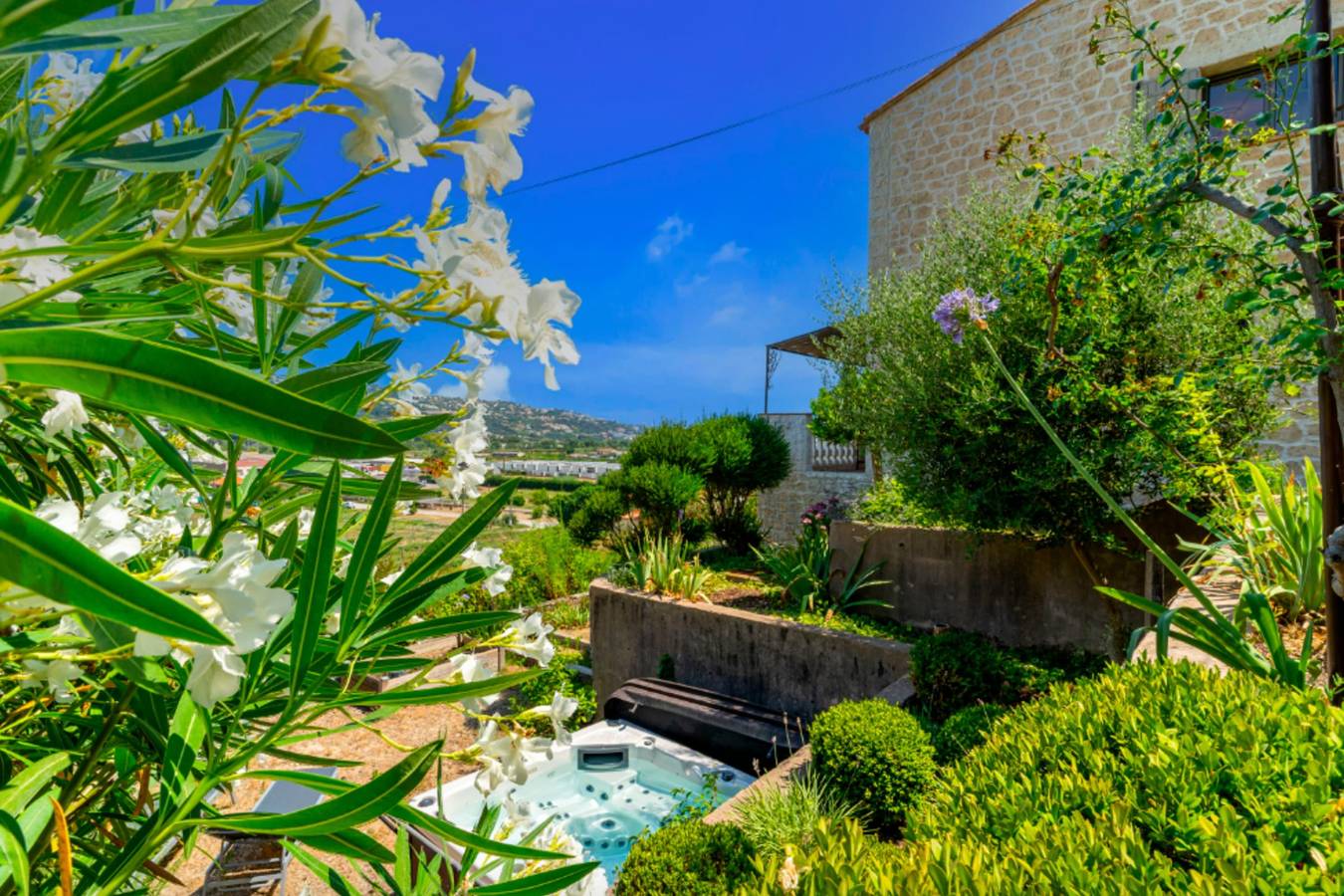 Charming house, 100 m² with garden in Saint-Laurent-du-Var, Region de Cannes