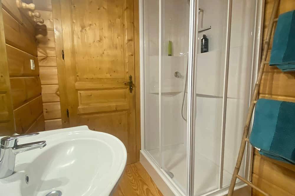 Chambre d'hôtes proche de Vichy – Chambre Luna avec piscine partagée, Wi-Fi et climatisation in Saint-Rémy-en-Rollat, Région de Vichy