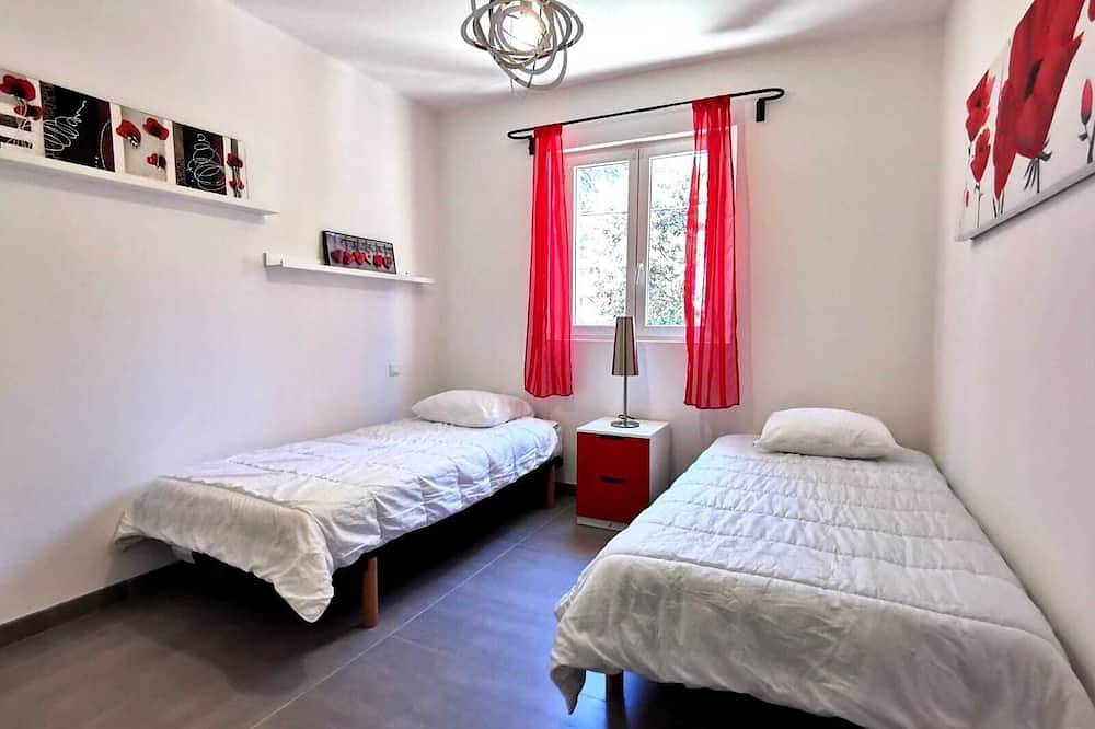 Reciente villa de 3 dormitorios, encanto del pueblo tranquilo, piscina cerca de Aix y Luberon in Rognes, Region de Aix-en-Provence
