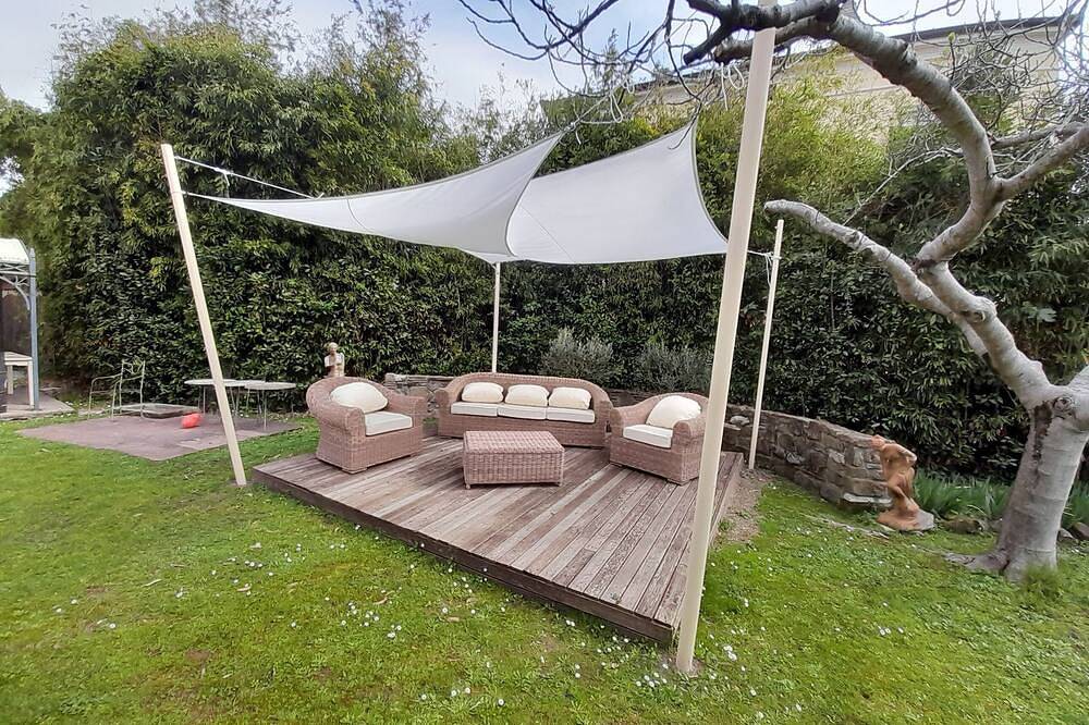 Villa Liberty con giardino privato e parcheggio. Vicina al mare e al lago in Torre del Lago Puccini, Viareggio