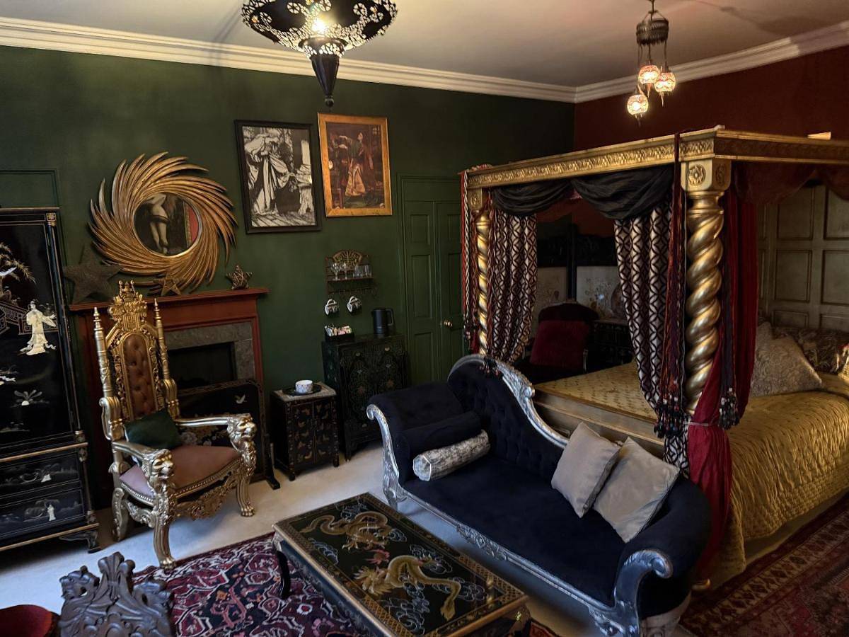 Deluxe Double Room with Bath in Glastonbury, Somerset