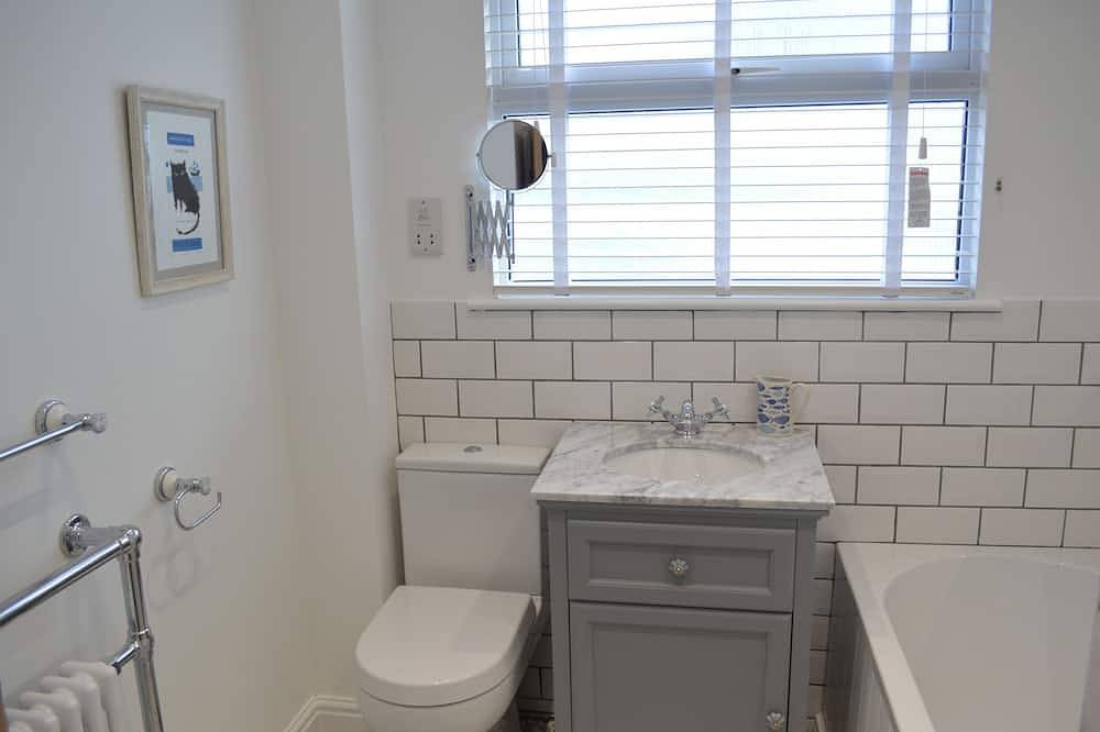 Betty's Cottage St Ives. Grade Ii listed perfect getaway with secure parking. in St. Ives, Cornwall