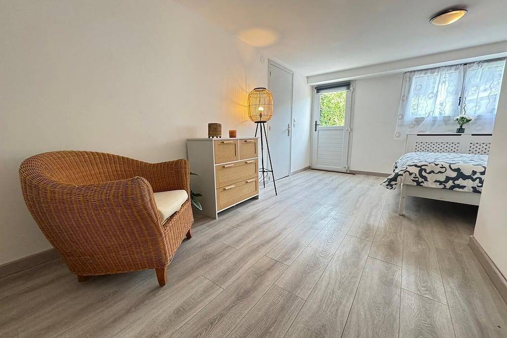 Entire apartment, Maison Confortable Avec Jardin à 15 min de Paris et 20 min de Disney in Chelles, Seine-et-Marne