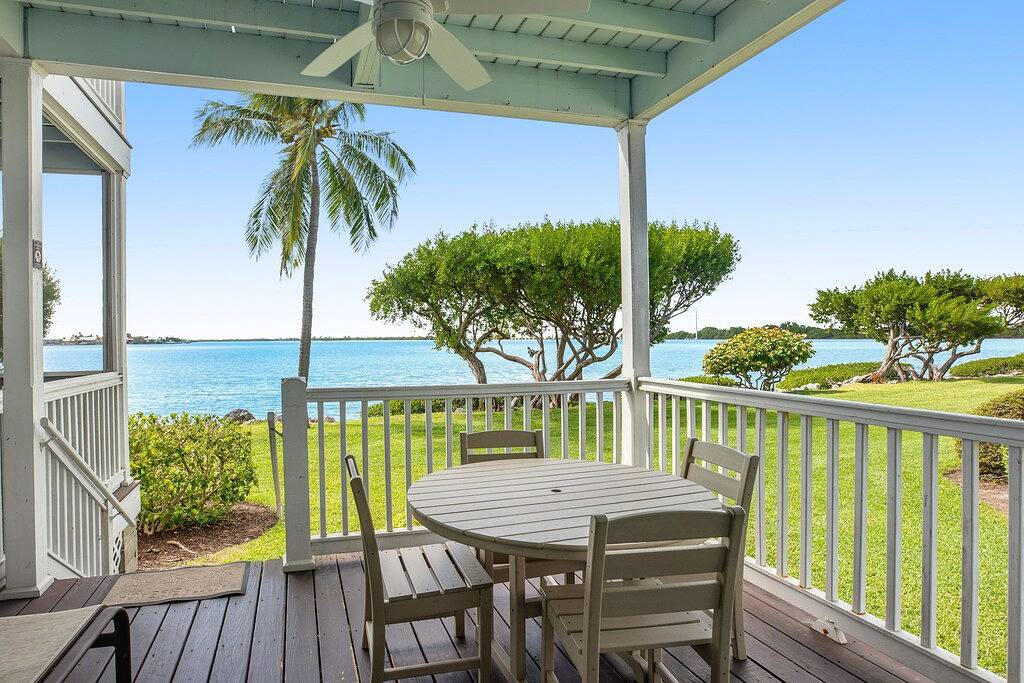 Waterfront retreat with balcony views, kayak, Sup, central Ac & washer/dryer in Duck Key, Monroe County