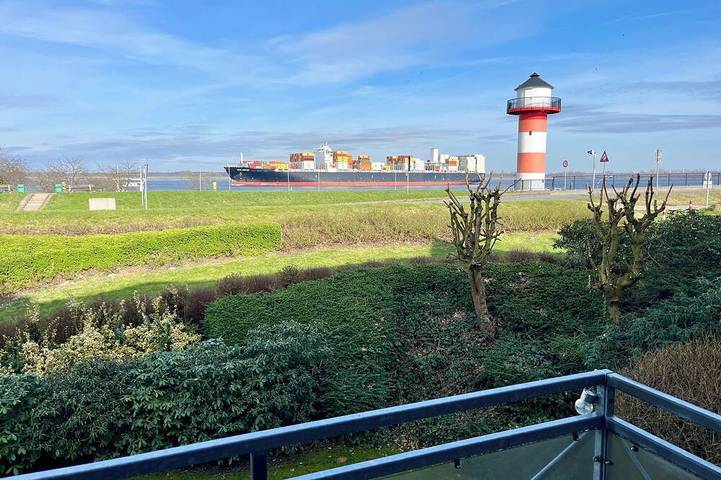 Ganze Wohnung, Elbblick Ferienwohnung, direkter Elbblick, mit 2 Balkonen direkt an der Elbe. in Grünendeich, Landkreis Stade