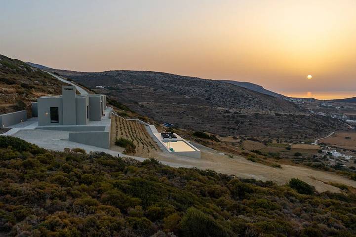Vacation rental for 12 people, with yard and balcony in Paros