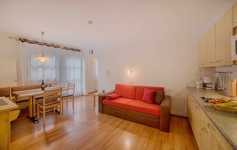 Hel lejlighed, Apartment "Löfflerblick A Wollbachspitz" with Mountain View, Wi-Fi, Sauna & Jacuzzi in Hohe Tauern, Ahrn-dalen