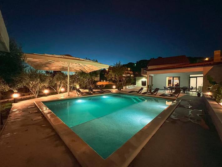 Villa für 6 Personen, mit Pool und Ausblick sowie Terrasse, mit Haustier in Split