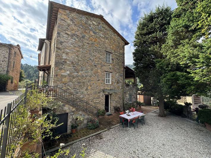 Agriturismo per 6 persone, con piscina e terrazza in Provincia di Lucca