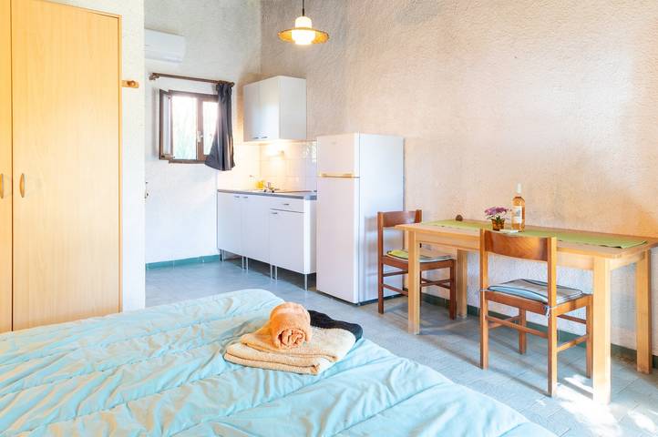 Ganzes Studio, Studio-Apartment 'Rico Plage 2 Personen' mit privater Terrasse, Wlan und Klimaanlage in Talasani, Corte und Umgebung