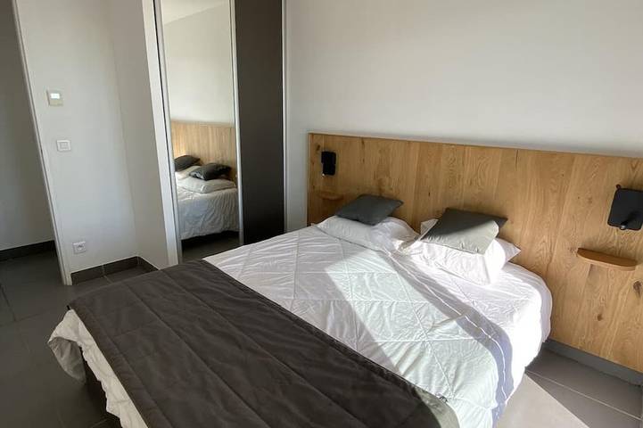 Location de vacances pour 4 personnes, avec terrasse ainsi que jacuzzi et piscine dans Plage de Pinarello - 3