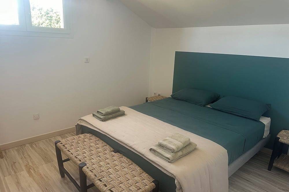 La Villa Rouge With Swimming Pool And View Of Mont Ventoux in Carpentras, Vaucluse