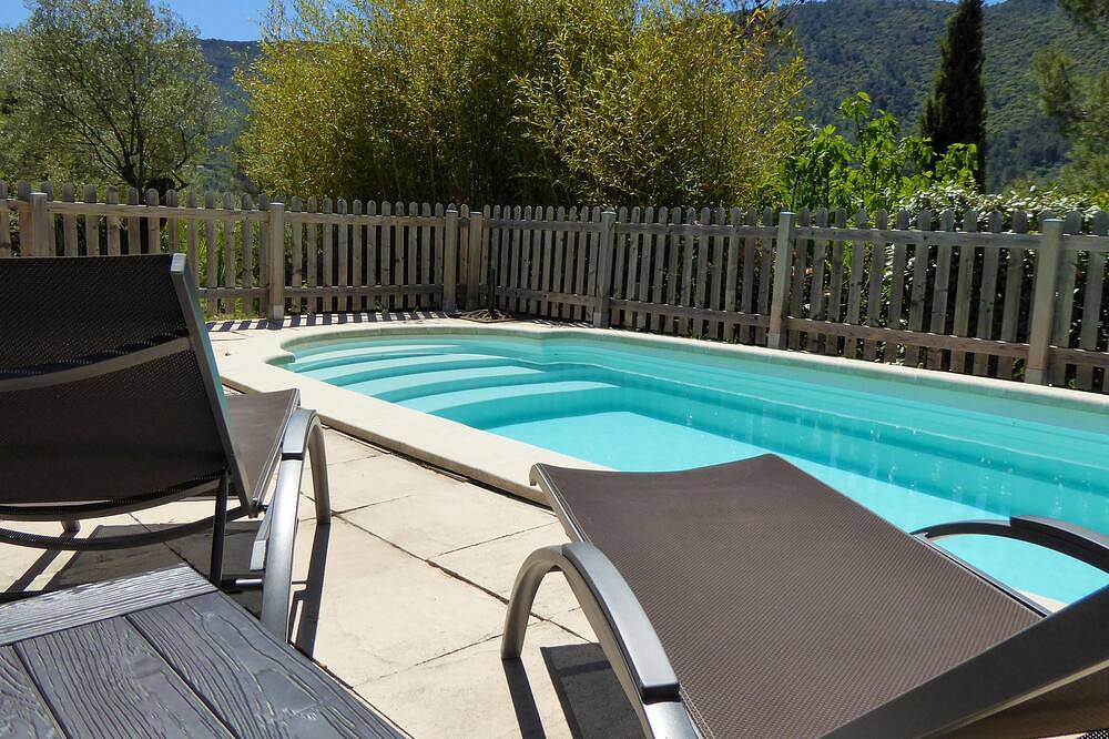 Quiet house with swim pool & children's playground - 15 km from Hyères & Toulon in Solliès-Toucas, Toulon region