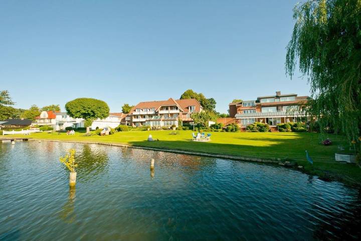 Hotel, mit Terrasse und Garten sowie Sauna und Seeblick in Bosau - 3
