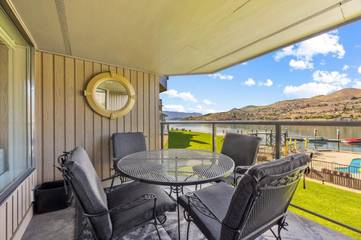 Location de vacances pour 6 personnes, avec piscine et vue ainsi que vue sur le lac et terrasse à Chelan