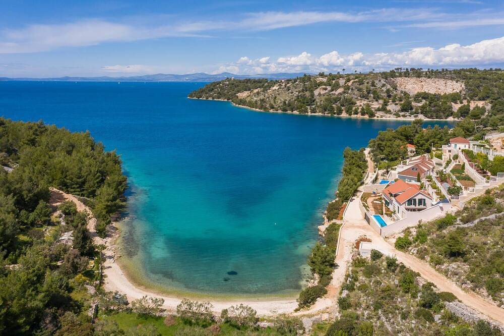 Fully Serviced Beachfront Extravagance- Heated Pool, Jacuzzi, Mesmerizing Sunset in Milna, Brac