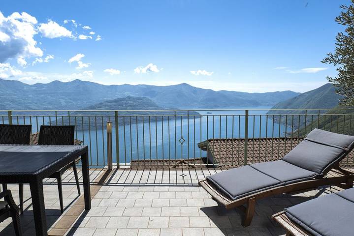 Vakantiewoning voor 4 personen, with Tuin and Zwembad as well as Uitzicht op het meer in Provincie Bergamo
