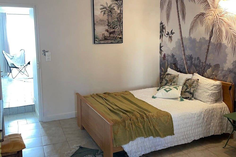 Charming F5 6/ 8 pers 110m2, in large grounds, heated pool near Ardèche. in Aubenas, Ardèche
