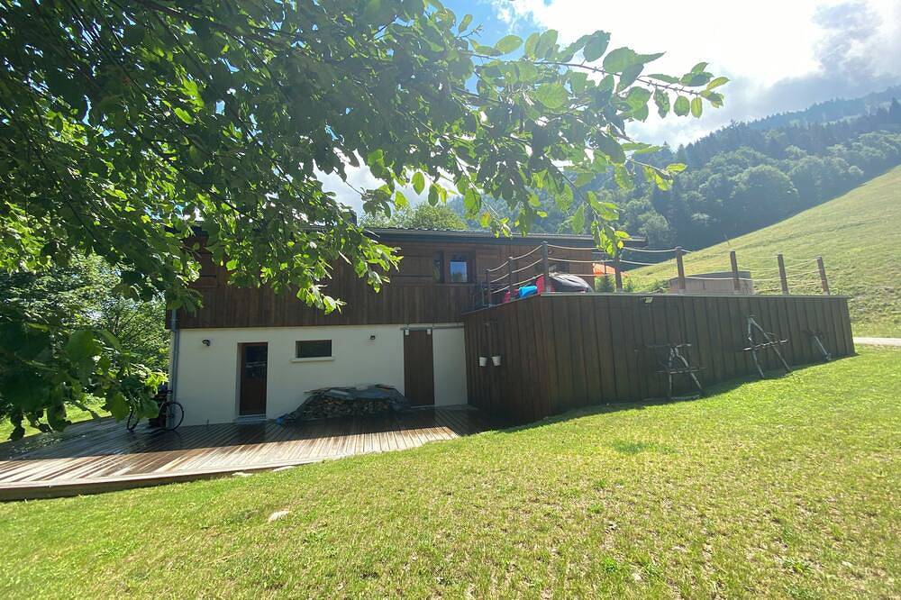 Chalet de 4 estrellas entre lago y montaña, jacuzzi, sauna, frente a las pistas. in Habère-Poche, Thonon-les-Bains region