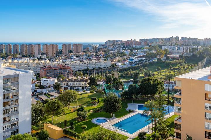 Ganze Wohnung, Apartment 'Sky Costa Del Sol' mit Gemeinschaftspool, WLAN und Klimaanlage in La Colina Torremolinos, Torremolinos