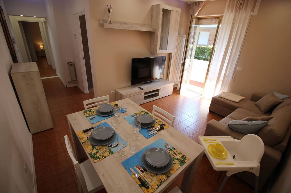 Appartamento intero, Beach House, 300 m dal mare, Marina di Massa, free bike, wifi, air conditioning in Marina di Massa, Massa