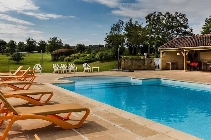 Location de vacances pour 5 personnes, avec terrasse ainsi que piscine et jardin, animaux acceptés à Salignac-Eyvigues