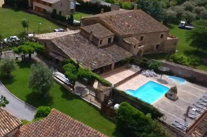 Location de vacances pour 15 personnes, avec terrasse ainsi que jardin et piscine, animaux acceptés dans Llampaies