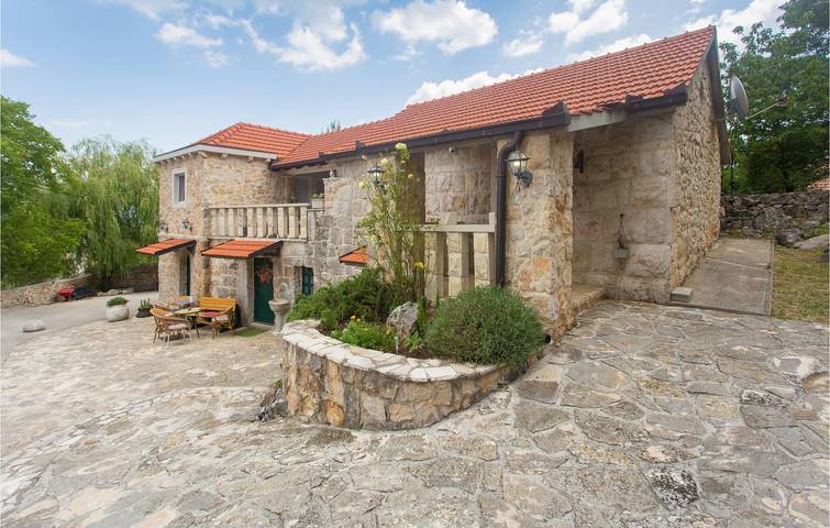 Gemütliche 2-Zimmer-Wohnung mit Pool und Terrasse, 2,5 km vom Stadtzentrum von Sušci entfernt in Dalmatinisches Zagora
