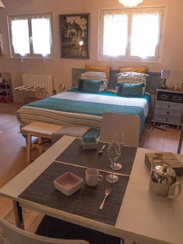 Gîte pour 2 personnes, avec vue ainsi que jardin et piscine à Nérac